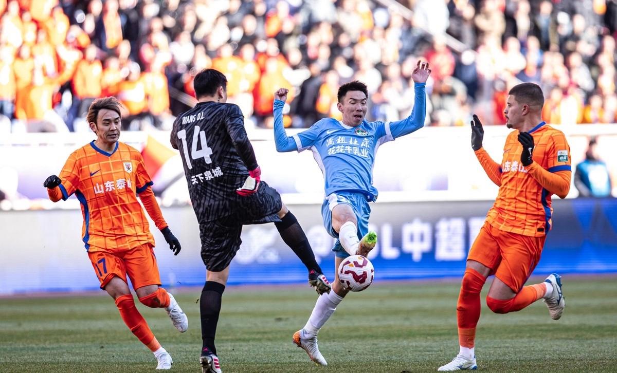 东亚杯-朱辰杰冒顶送礼国足首战0-3韩国的简单介绍