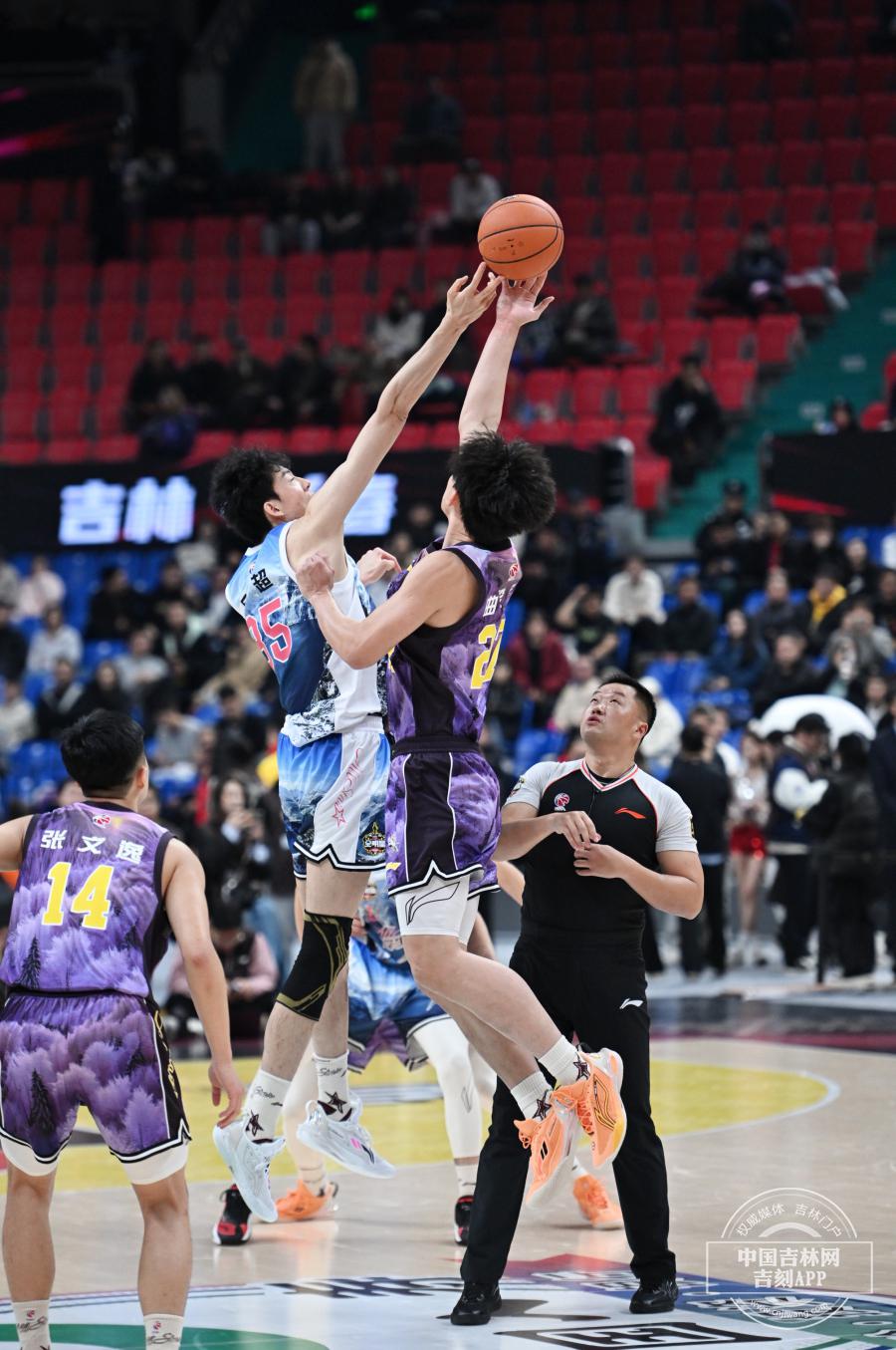 李苑鑫出战22分钟，投篮7中3得到10分9篮板1助攻1抢断1(李苑鑫多高)