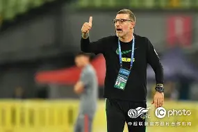 前沙尔克04主帅杰拉茨出任兰斯主教练(更老的佩尔森战胜普里莫拉茨)