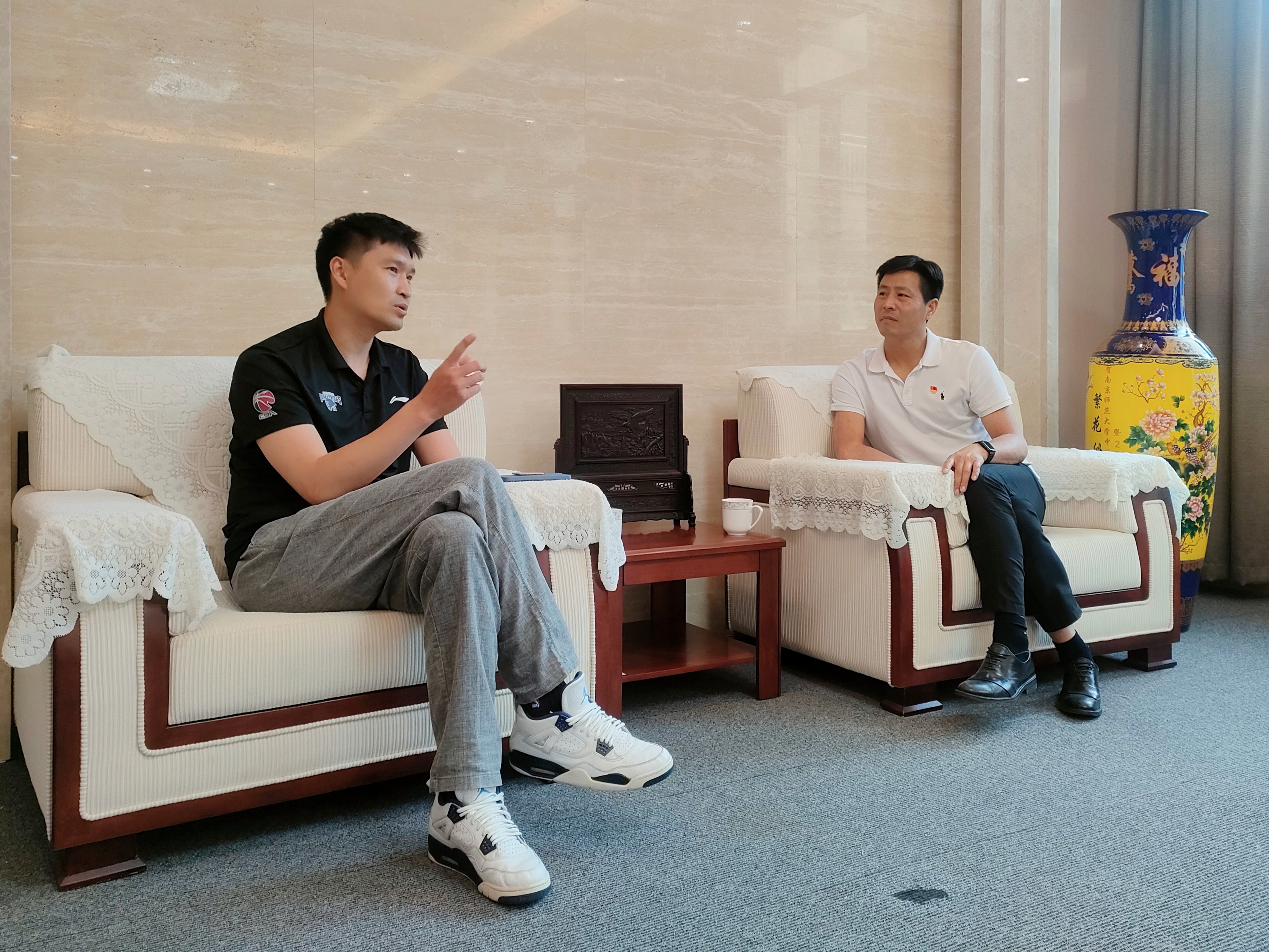 包含霍楠：中国篮球缺后卫，但我们的教练在身高门槛上设立太高的词条