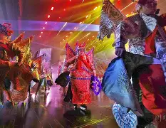 川流不息，足球奇才昂首阔步的简单介绍